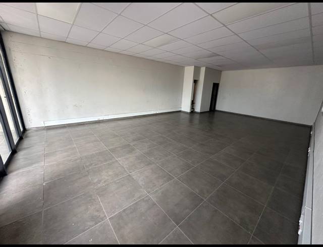 555M² WAREHOUSE TO LET IN LANSERIA